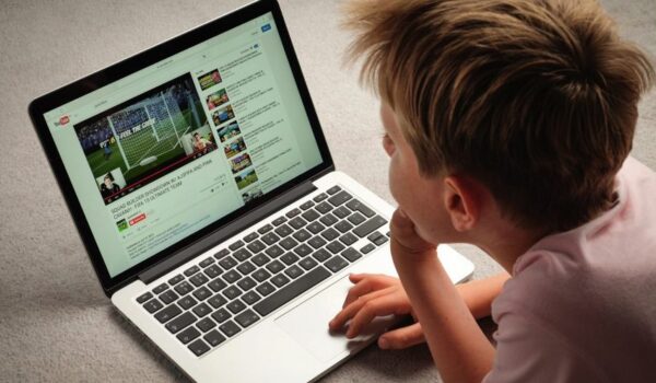 SONDAGGIO SU BABY YOUTUBERS E WEB INFLUENCER