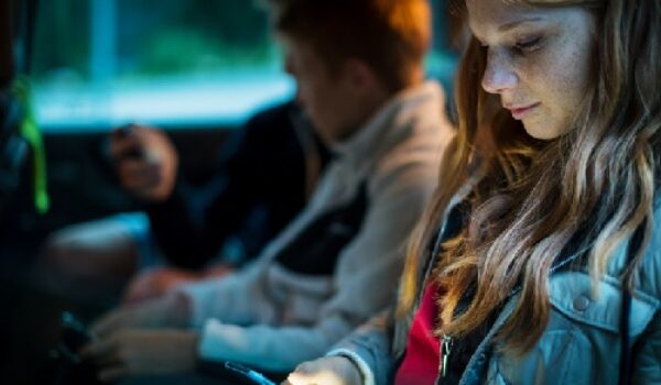 Passare più di 4 ore al dì allo smartphone si associa a problemi di salute mentale in adolescenza