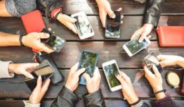 Come i genitori possono contrastare l’uso problematico dei social media da parte degli adolescenti