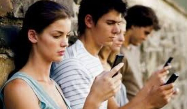 Associazione tra tempo speso sui social media e sintomi internalizzanti ed esternalizzanti in adolescenti americani