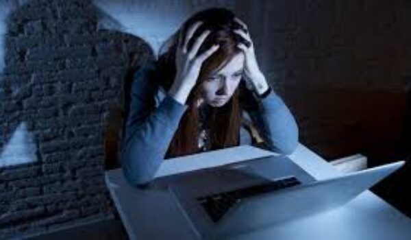 Come le vittime di bullismo sviluppano la depressione? Testare lo stile interpersonale per spiegare illegame vittimizzazione-depressione