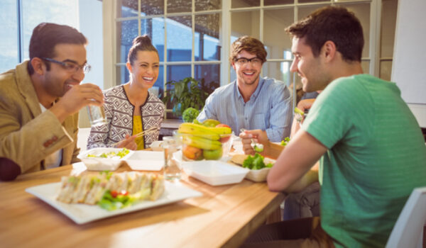 Mangiare in compagnia riduce lo stress e allunga la vita