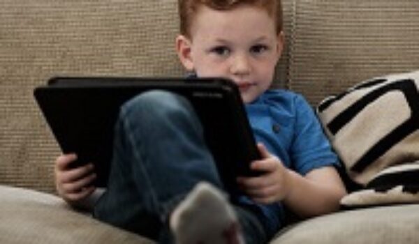 Appello degli esperti al Governo per stop smartphone sotto 14 anni e social media sotto i 16