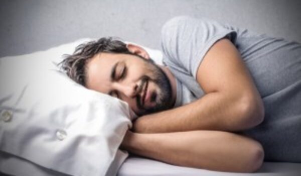 Dormire nel weekend ‘rimette in forma’ il cuore