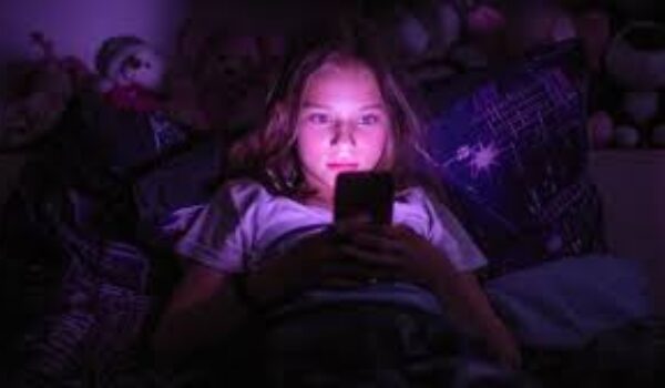 Uso notturno del telefono e passata esposizione al cyberbullismo e il loro impatto sul sonno e sul benessere psicologico nei bambini australiani di età compresa tra 7 e 19 anni