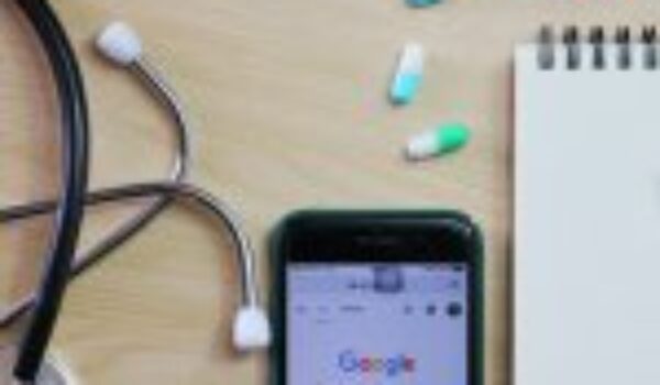 Cresce il ricorso a ‘Dottor Google’: in 10 anni dal 32% al 53% degli Italiani cerca on line le informazionisulla salute