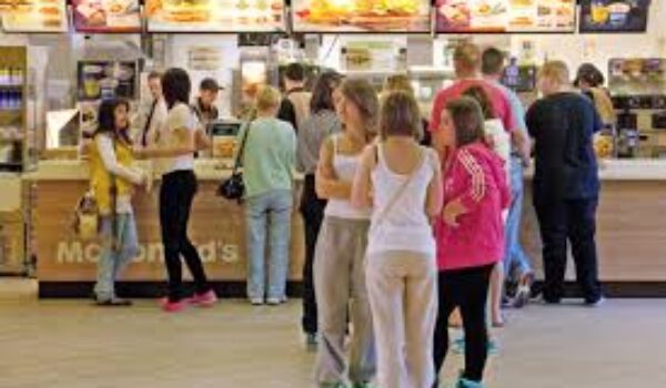 Abitudini alimentari scorrette: escludere il “takeaway” non basta per cambiare le scelte dei giovani