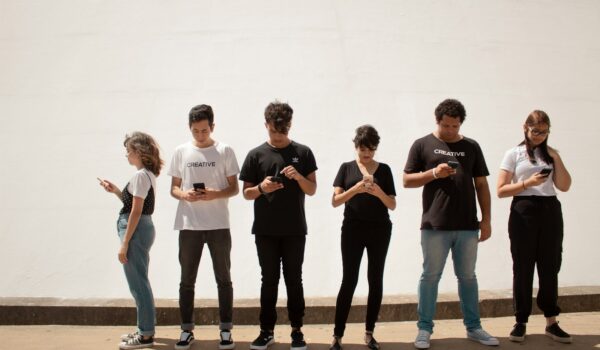 Social media e minori. Editoriale su BMJ: i divieti non servono