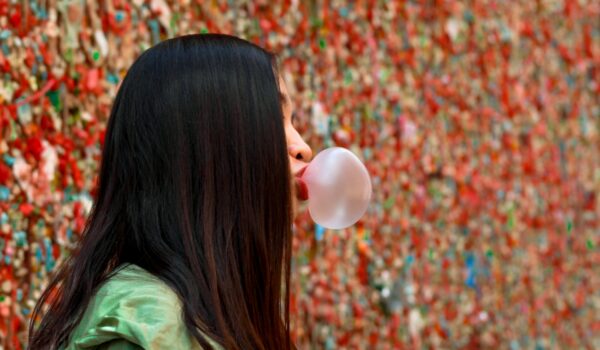 Il chewing gum contiene microplastiche