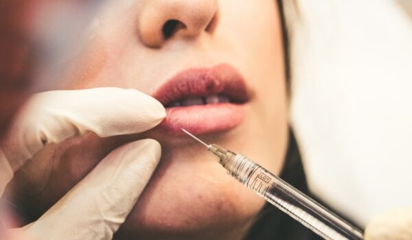 Sempre più adolescenti ricorrono a procedure estetiche non chirurgiche