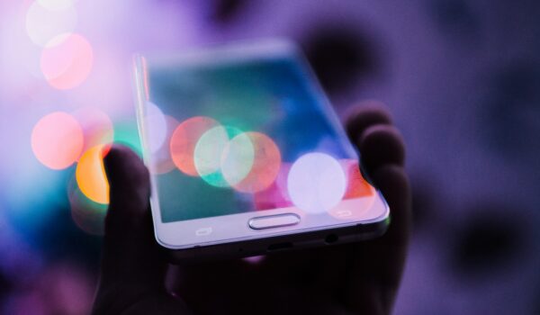 I genitori tolgono il cellulare al figlio adolescente: ricoverato in crisi di astinenza