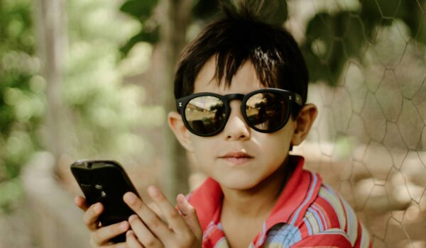 Bambini e adolescenti nell’era digitale: uno sguardo ai rischi e alle opportunità secondo l’OCSE