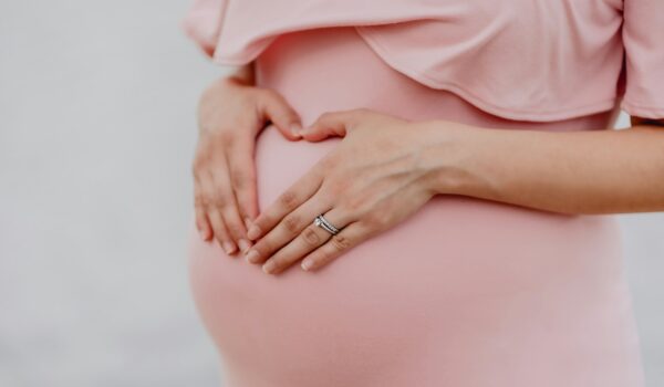 PFAS nel grembo materno: più alta la pressione nei figli adolescenti
