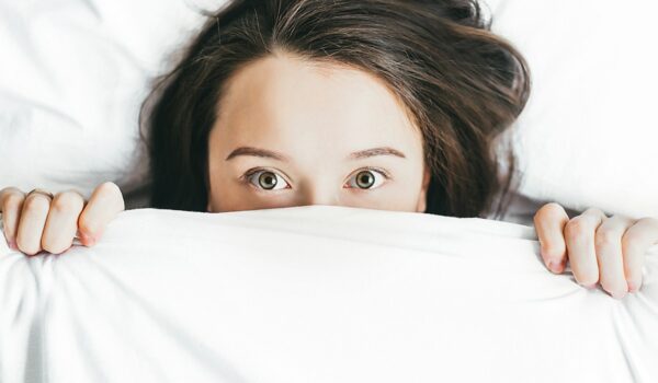 Dormire poco e andare a letto tardi rallenta lo sviluppo del cervello negli adolescenti