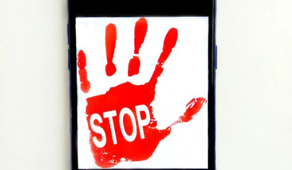 Scuola, stop agli smartphone anche alle superiori