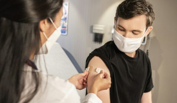 Vaccinazioni: l’attenzione su adolescenti e donne in gravidanza