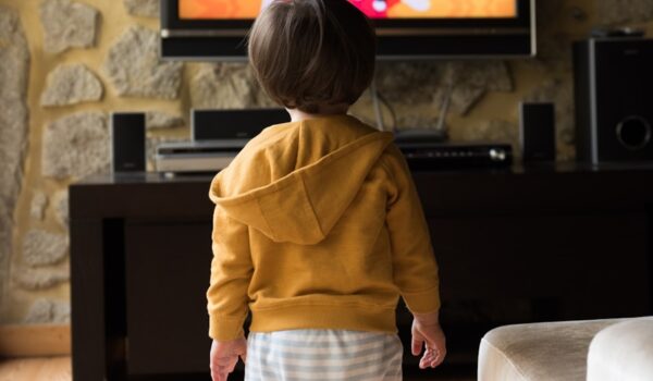 Più tempo allo schermo in tarda infanzia collegato ad aumento sintomi depressivi in adolescenza
