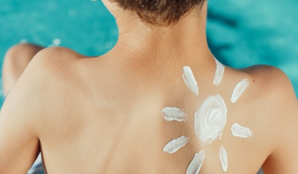 Sole, creme solari e tumori della pelle, qual è la verità?