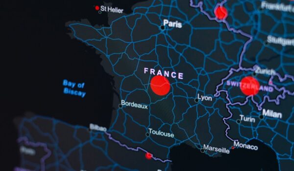 Genitori che geolocalizzano i figli: a volte causa più ansia che rassicurazione. L’indagine in Usa