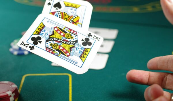 Adolescenti, per 1 su 10 «problematico» l’uso di gaming, gioco d’azzardo e social