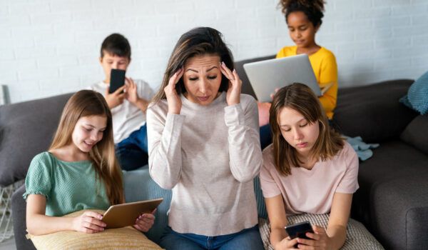Autolesionismo, gli algoritmi dei social espongono gli adolescenti a contenuti sensibili